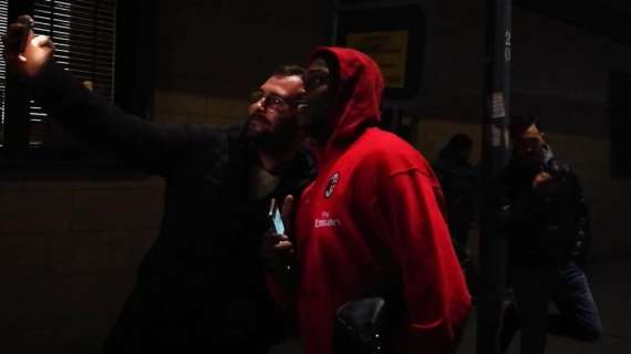 VIDEO MN - Milan, i giocatori in hotel alla vigilia della sfida contro il Verona
