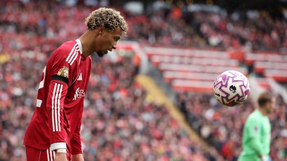 Ekitike, già ammonito, festeggia togliendosi la maglia e viene espulso. Poi le scuse al Liverpool