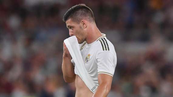 Infortunio "domestico" per Jovic: fuori tre mesi. Il papà: "È depresso"