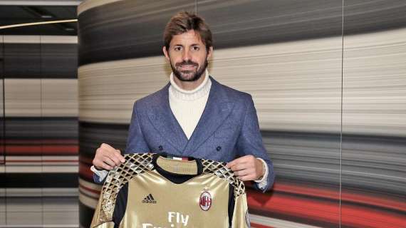 FOTO - Marco Storari posa con la maglia del Milan dopo la firma del contratto