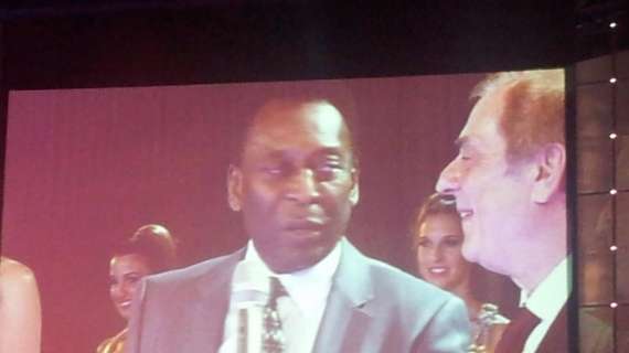 Pelé di nuovo in ospedale. Le condizioni sembrano gravi, la figlia rassicura: "Era programmato"