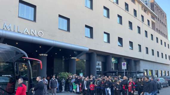 FOTO MN - Milan, grande entusiasmo: circa 100 tifosi ad attendere i rossoneri in hotel