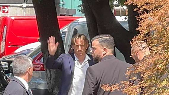 MN - Terminate le visite mediche di Modric, il croato ai tifosi presenti: "Forza Milan!"