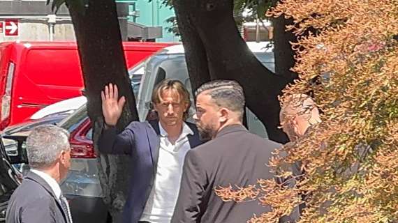 VIDEO MN - L'arrivo di Modric presso la clinica La Madonnina di Milano
