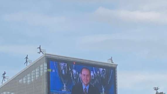 MN – Immagini di Berlusconi sul maxi schermo di Casa Milan in segno di lutto