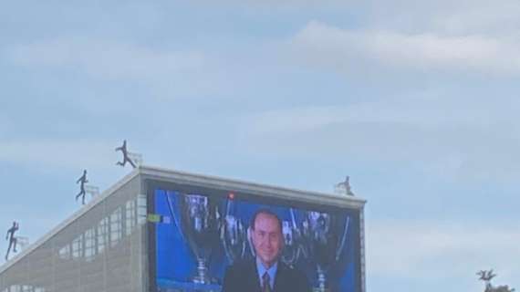 MN - Immagini di Berlusconi sul maxi schermo di Casa Milan in segno di lutto