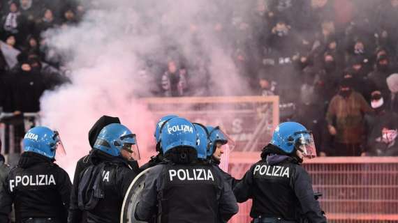 Atalanta-Lazio, continua la tensione: tre auto in fiamme, due agenti feriti