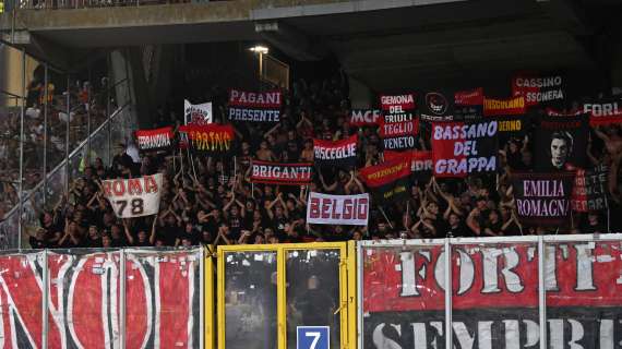 Nonostante un Milan non brillante la Curva Sud continua a cantare ed incitare la squadra