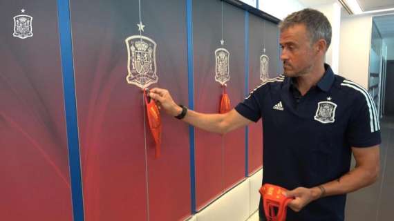 Spagna, Luis Enrique svela la lista dei convocati con le mascherine. Poi aggiunge: “Mi aspetto dei positivi”