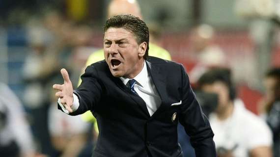 Presentazione staff Inter, Mazzarri salta "contro" il Milan