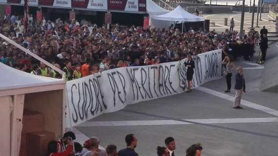 FOTO MN - Casa Milan, lo striscione della Curva Sud: "Sangue e sudore per meritare questo amore”