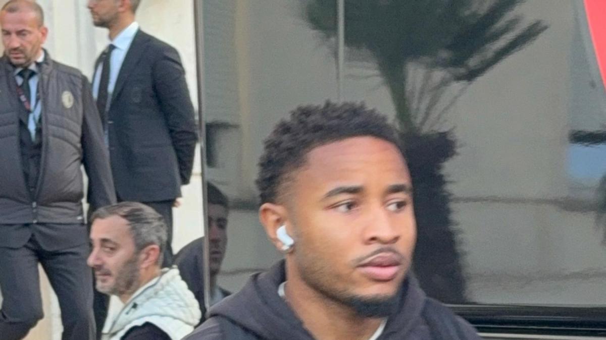 VIDEO MN - Milan a Napoli, i rossoneri lasciano l'hotel: tante foto e autografi per la squadra