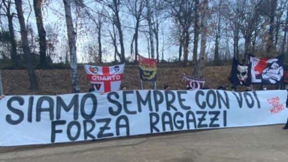 FOTO MN - Lo striscione della Curva Sud a Milanello: “Siamo sempre con voi”
