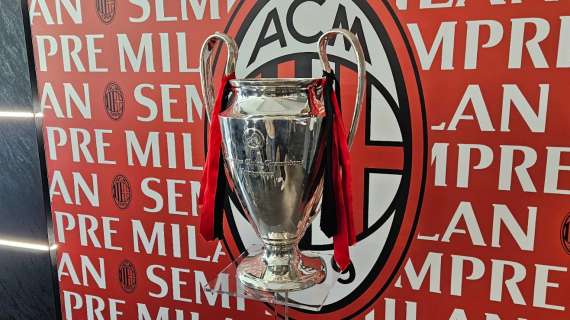 MN - La coppa della Champions League esposta a Casa Milan