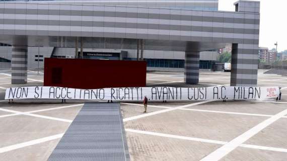 FOTO MN - Casa Milan, striscione Curva Sud: "Non si accettano ricatti, avanti così Milan"