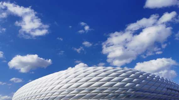 Bayern, l'Allianz Arena si illumina per ricordare la leggenda Gerd Muller