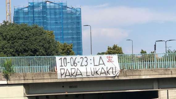 PHOTOGALLERY – Da “La para Lukaku” a “Calhacoppa in mano”: gli sfottò della Sud verso l’Inter