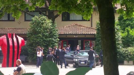 FOTO MN - Berlusconi ha lasciato Milanello, i tifosi: "Compraci Ibra"