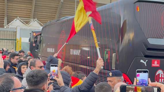 VIDEO MN - Milan arrivato al Via del Mare, tanti tifosi rossoneri ad accogliere il pullman della squadra