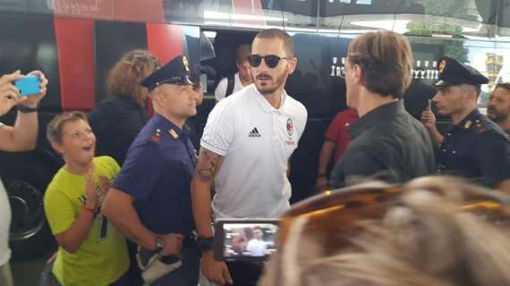PHOTOGALLERY MN - L'arrivo del Milan a Malpensa e l'entusiasmo dei tifosi
