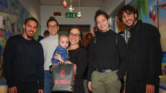 Quattro calciatori del Milan in visita al reparto pediatrico del Policlinico. Le immagini 