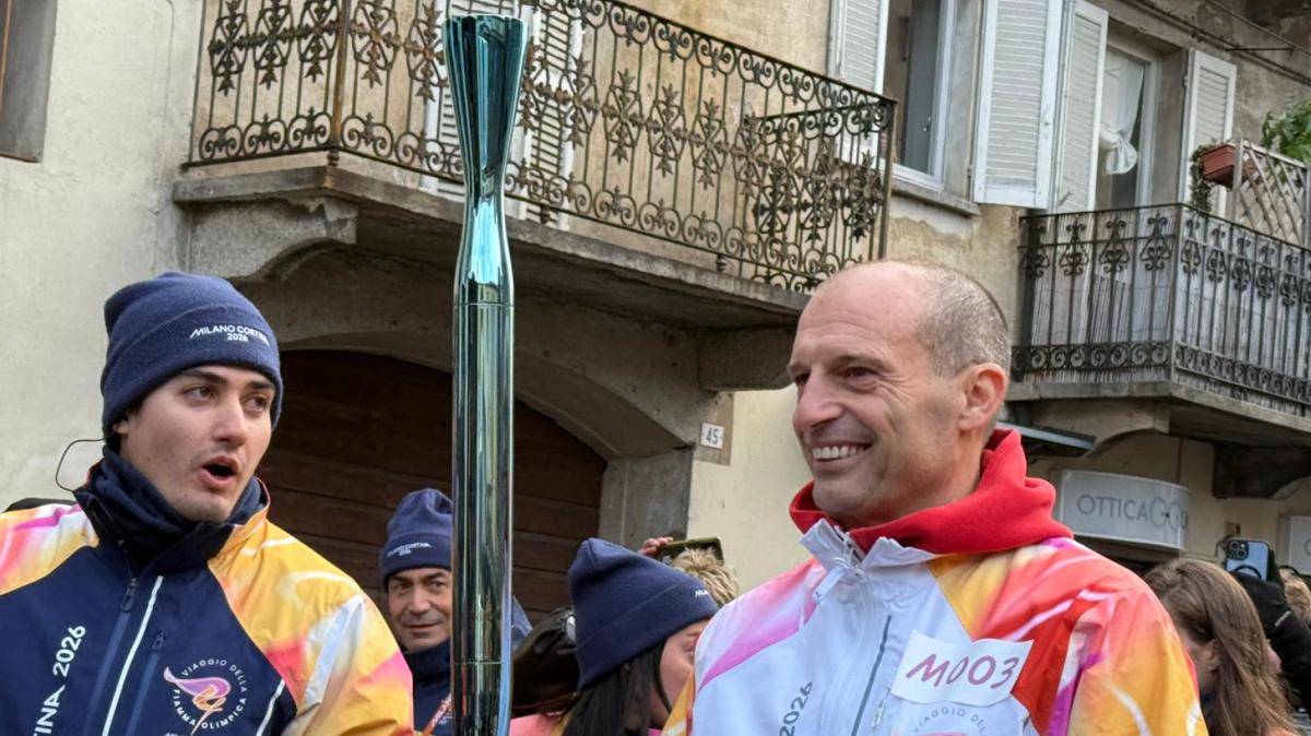 VIDEO MN - Allegri tedoforo per i Giochi Olimpici di Milano-Cortina 2026: che bagno di folla!
