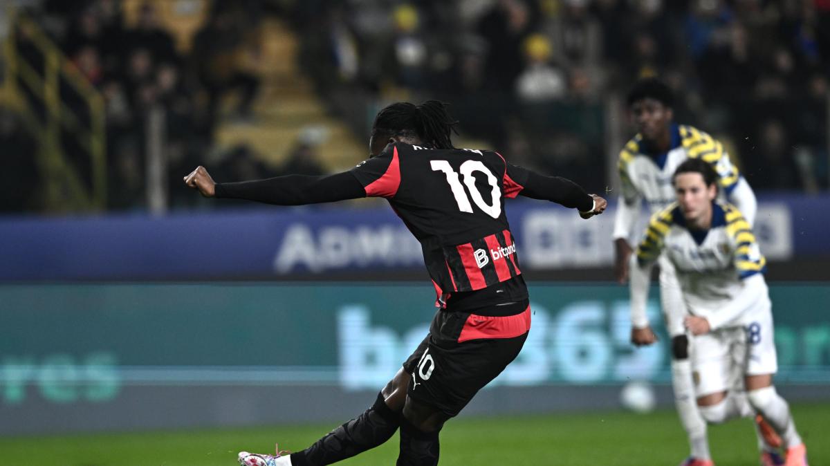 Retroscena da Parma-Milan. Suzuki a Leao: "Me lo tiri qui". E Rafa accetta e lo batte