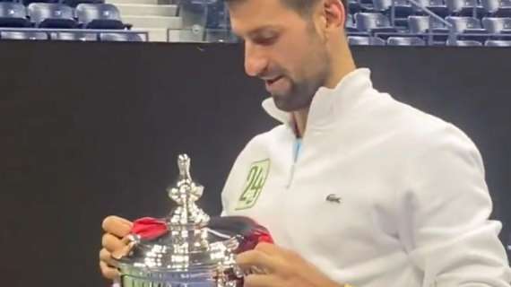 Djokovic cuore rossonero: avvolge il trofeo degli US Open con la maglia del Milan numero 24