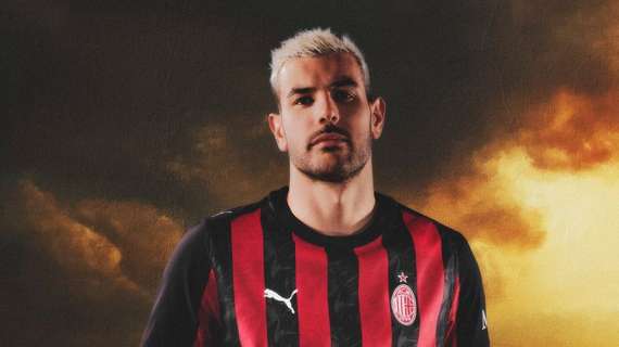 Theo posa con la nuova maglia e scrive: "Sentilo nella tua anima"