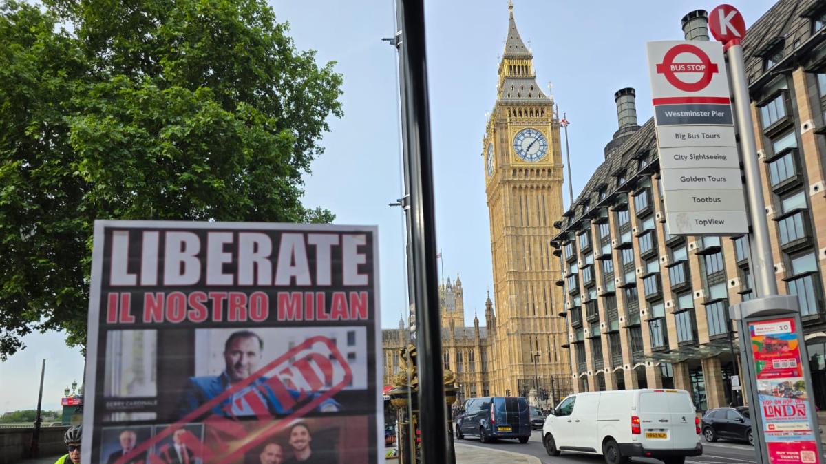 FOTO - I manifesti "Liberate il nostro Milan" arrivano anche a Londra
