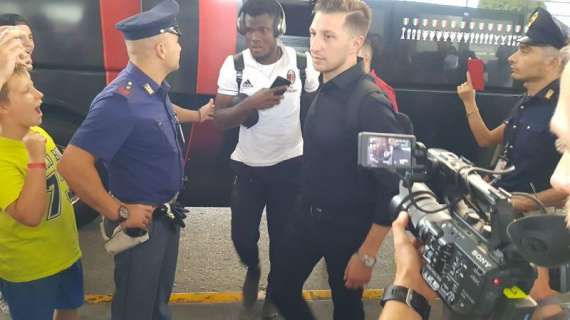 FOTO MN - Il Milan arrivato all'aeroporto di Malpensa: Kessie e Bonucci i più acclamati