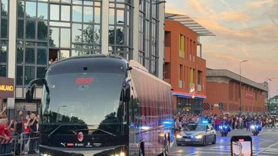 VIDEO MN - L'arrivo a San Siro del pullman rossonero. Tra poco Milan-Bologna