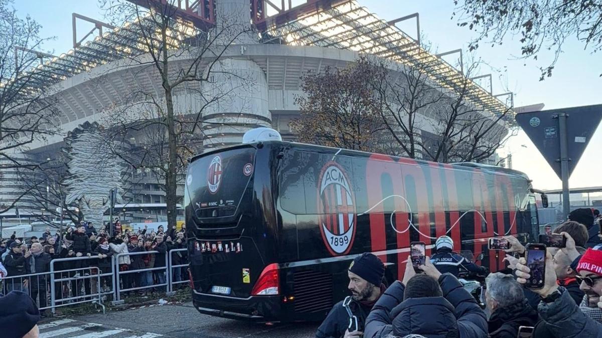 VIDEO MN – Arrivato a San Siro il pullman rossonero per Milan-Sassuolo