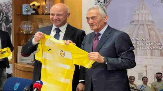 Presentata in FIGC la maglia commemorativa del 50° anniversario dell’ASD Sport in Vaticano
