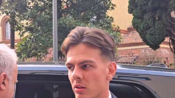 Jashari nella sala dei trofei a Casa Milan: lo svizzero ammira meravigliato Champions e Scudetti