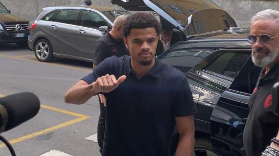 VIDEO MN - L'arrivo di Athekame alla clinica La Madonnina per le visite mediche con il Milan