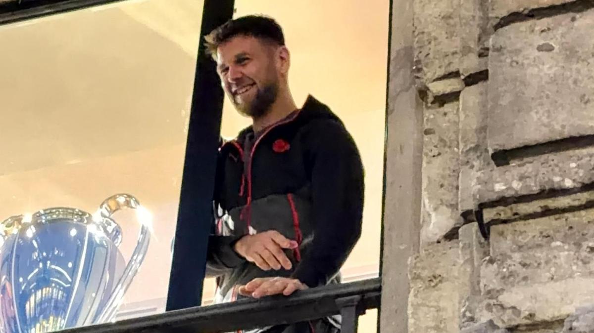 VIDEO MN - Fullkrug incontra i tifosi al Milan Store di via Dante: tutto l'entusiasmo per il tedesco
