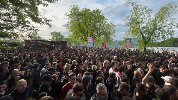 FOTO MN - Verona-Milan, la Curva Sud è arrivata con 15 pullman. Marea rossonera al Bentegodi
