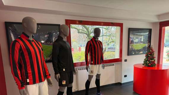 MN - Le maglie del 125° "addobbano" Milanello per Natale: la foto