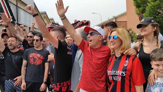 VIDEO MN - La carica dei tifosi rossoneri sotto l'albergo del Milan: cori e applausi per la squadra