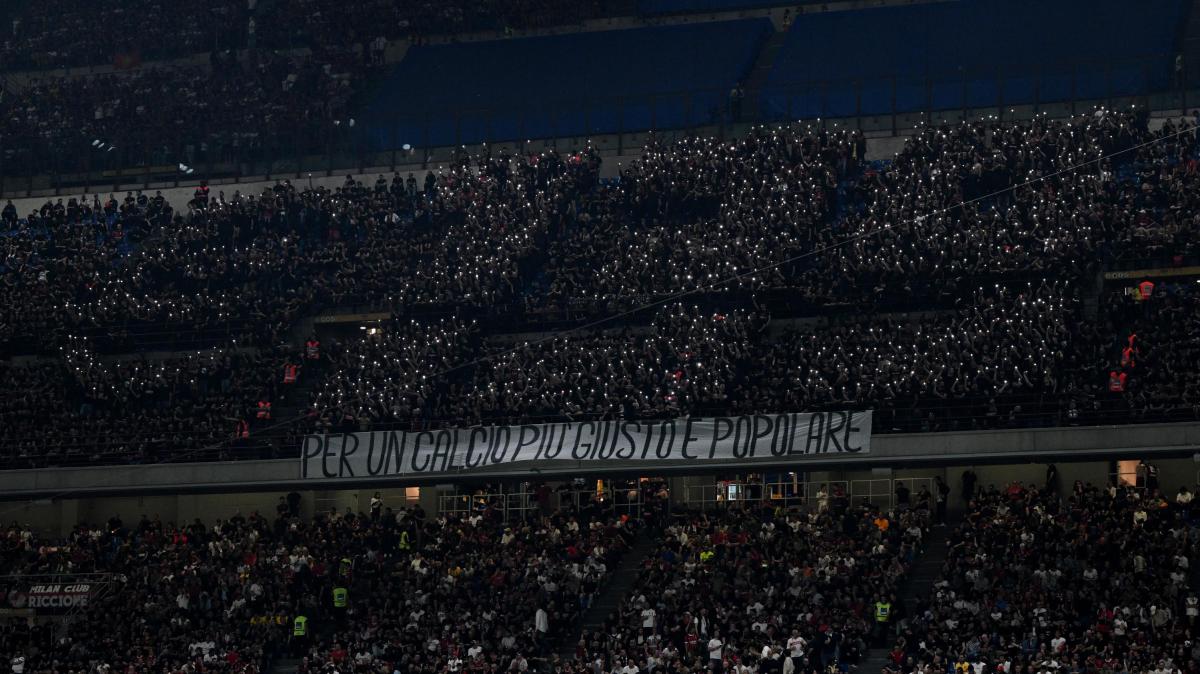 MN - Coreografia polemica a sorpresa della Curva Sud prima di Milan-Juventus