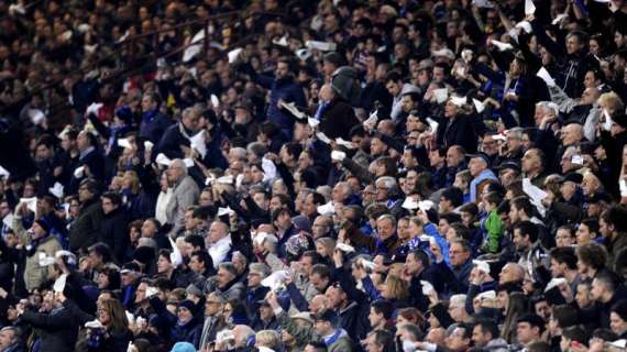 FOTO - Panolada dei tifosi dell'Inter, ma l'autorete di Mexes è giustamente da annullare