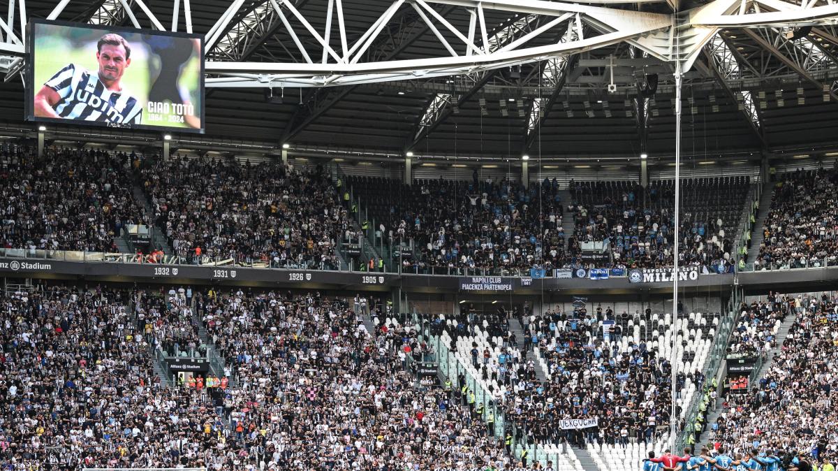Striscione dei tifosi della Juventus per il piccolo Domenico, scomparso ieri