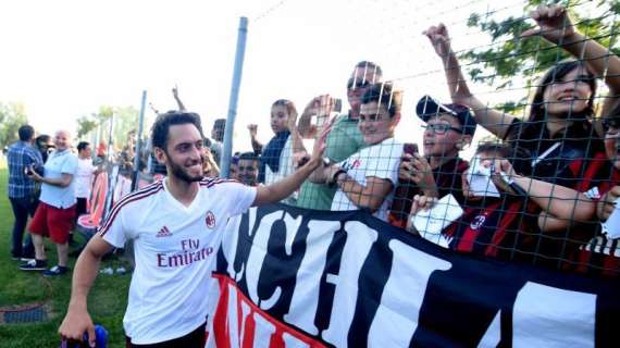 San Siro, striscione di benvenuto in turco per Çalhanoglu: "Hakan abi hos geldin"