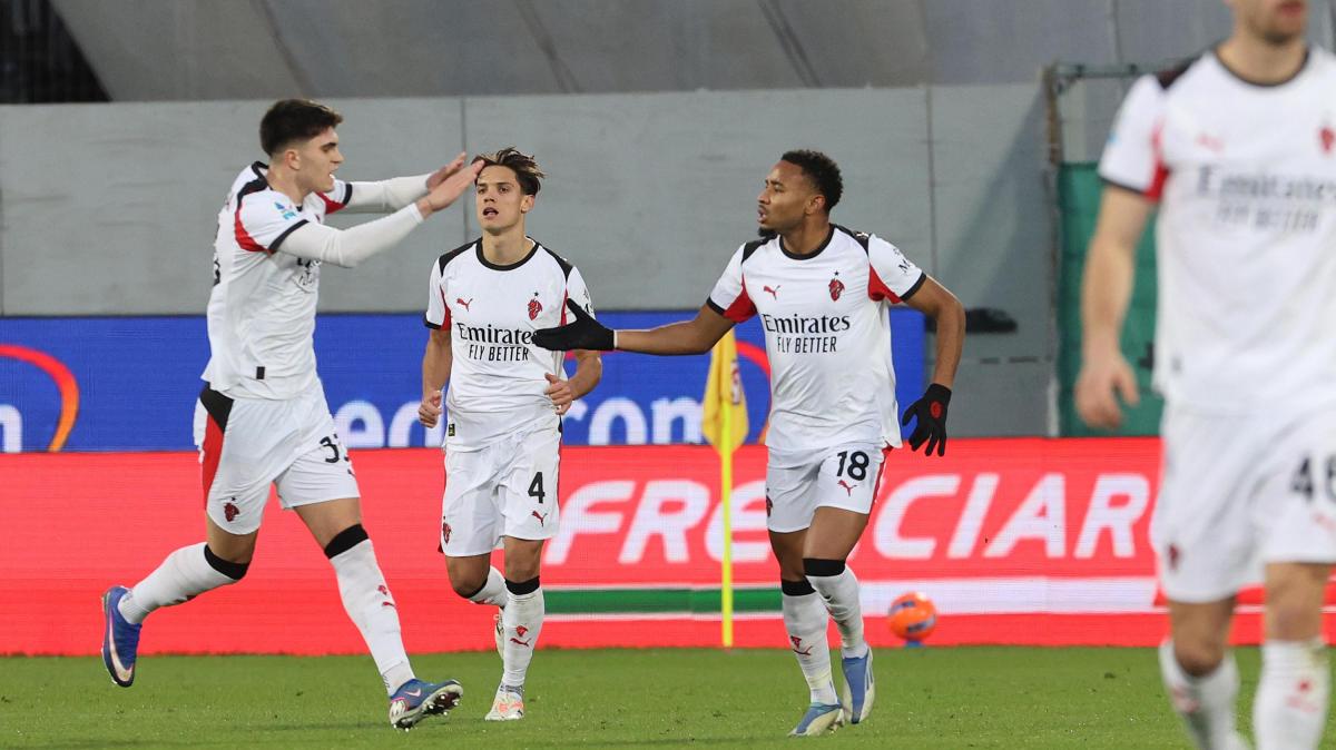 Si allunga l'imbattibilità rossonera: una sola sconfitta in 19 gare per la quarta volta nell'era tre punti