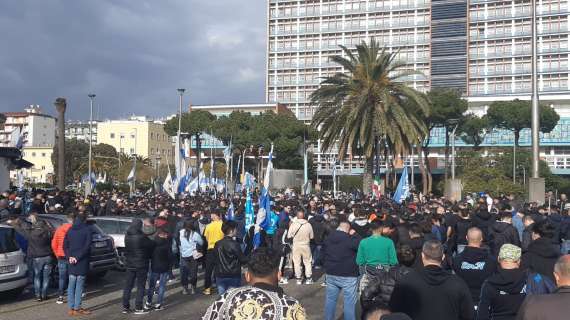 Napoli, iniziata la protesta dei tifosi in piazza contro il presidente De Laurentiis