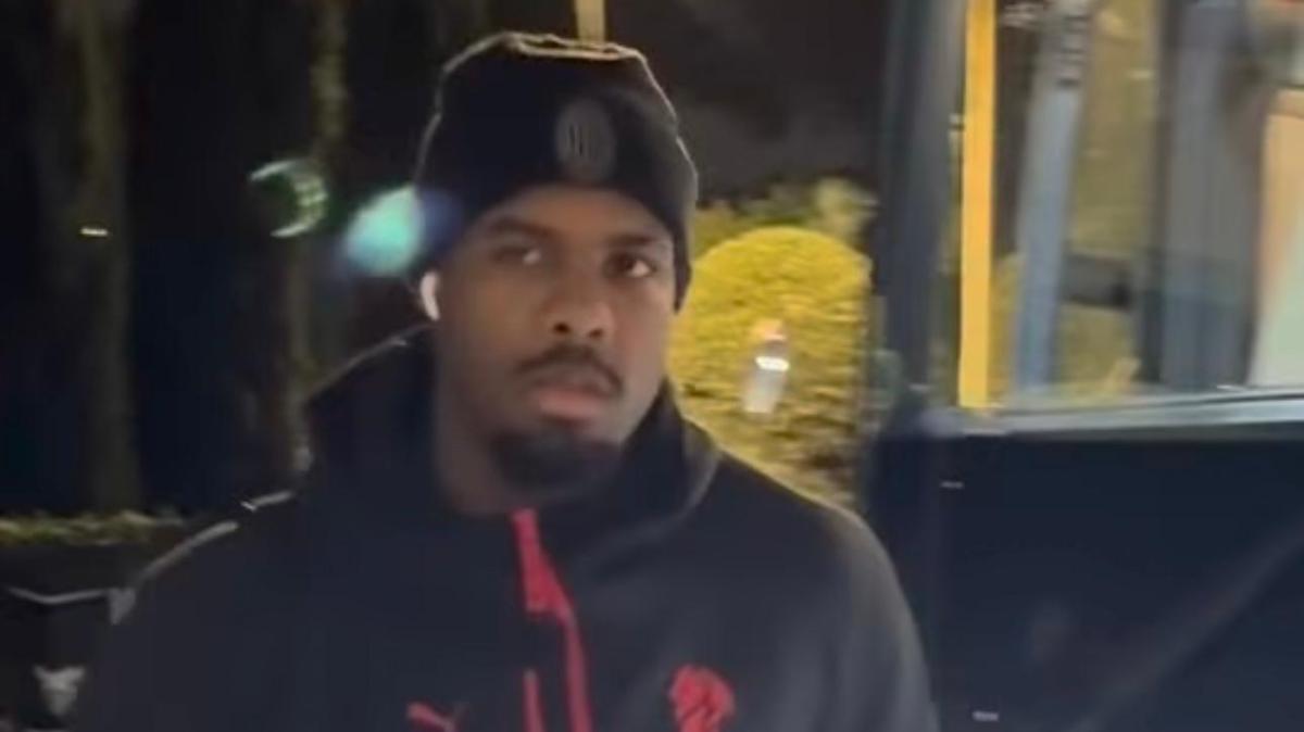 VIDEO MN - Mike Maignan acclamato dai tifosi all'arrivo a Roma, per il francese il rinnovo è fatto