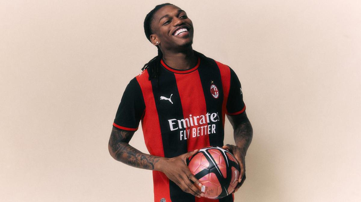 Il Milan svela la nuova maglia: Pulisic e Leao tra i testimonial