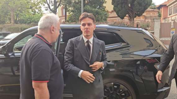 MN - Nella capitale della moda, Jashari si presenta elegantissimo a Casa Milan
