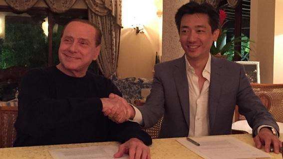FOTO - Stretta di mano tra Mr. Bee e Berlusconi dopo la firma dell'accordo